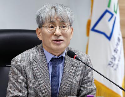 ‘몰래 재조사’ 김광동 진실화해위원장, 과거사 단체에 피소