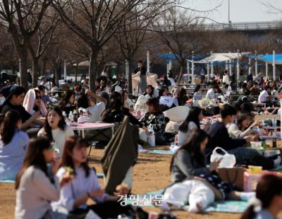 [정동길 옆 사진관] 봄기운 완연한 휴일…서울 낮 최고기온 23도