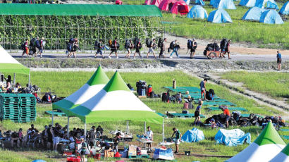 공항 15개 중 10개 '적자'…'잼버리 후폭풍'에 새만금 공항 보류 [예타면제·선거공약 악순환]