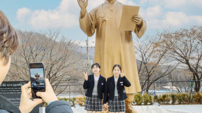 尹도 언급한 '건국전쟁' 인기…6·25 격전지 이승만 동상 관람객 급증