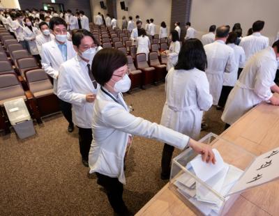 의대교수들 ‘집단 사직’ 현실화···정부 ‘대화 물꼬’에도 당초 입장 유지