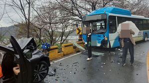 창원서 시내버스와 승용차 충돌…1명 심정지 · 3명 경상