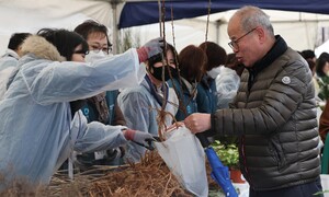 [포토] 곧 식목일, 희망의 나무 나누기