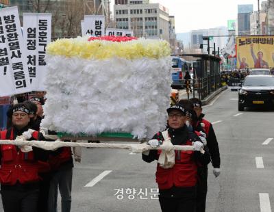 ‘분신 사망’ 택시기사 폭행한 회사 대표, 징역 1년6개월