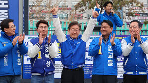 이재명 주변서 흉기 품은 20대는 주방 알바… 귀가 조치