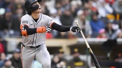 이정후 MLB 첫 홈런 순간, 폭스방송 카메라는 '이 남자' 찍었다