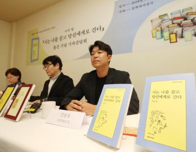 문지 시인선 ‘600호’ 기념호…뒤표지 글 묶어 ‘시는 나를 끌고 당신에게로 간다’ 발간