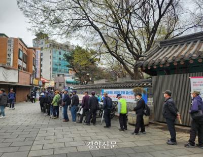 [현장]“과일·샐러드 빠지고 반찬 리필도 못 해줘”···고물가가 때린 취약계층 밥상