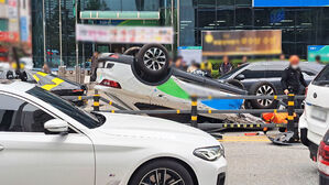 대전 서구 도로에서 뒤집어진 승용차…20대 여성 경상