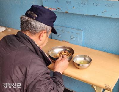 “과일·채소값 올라 반찬 가짓수 줄여”…쪼그라든 무료급식