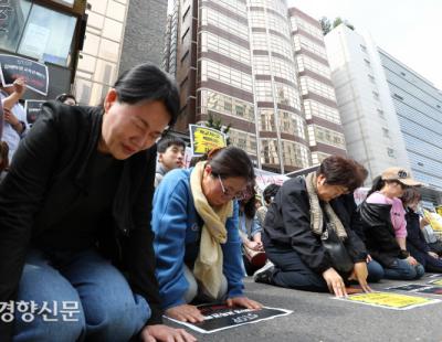 [경향포토] 국민의힘 당사 앞에서 무릎 꾾고 눈물 호소하는 장애인 학부모들