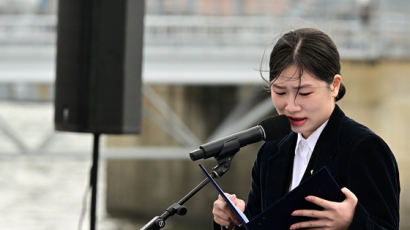 "아빠와 함께 활짝 필게"…천안함 영웅 딸의 편지, 1000만 울렸다