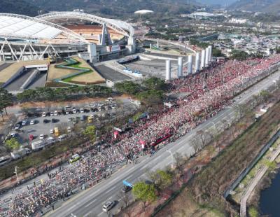 [포토뉴스] 봄바람 가르는 마라톤 행렬