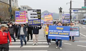 [포토] 윤석열 정권의 ‘입틀막’ 심의 거부하는 언론노조