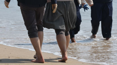 “잠 잘오고 독소 빠져” 맨발걷기 성지된 부산 해수욕장