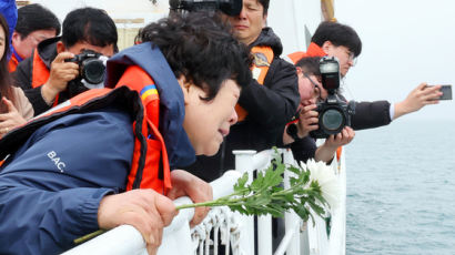 참사 해역서 “잊지 않겠다” 오열…세월호 유족들, 10주기 선상추모식