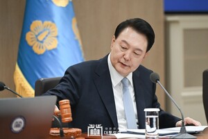 ‘국정방향 옳다’는 尹, 동아일보 “사실상 국민에 대한 불만”