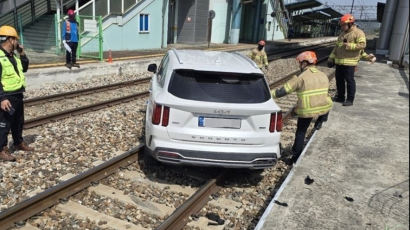 갑자기 기차역 선로로 떨어진 SUV…60대 운전자 '급발진' 주장