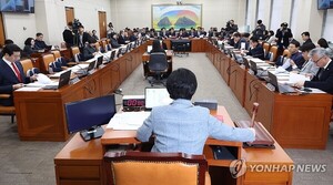 野, 정무위서 ‘가맹사업법·민주유공자법’ 단독 의결· · · 與 “숫자만 믿고 폭주하는 입법 독재”