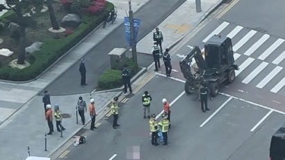 출근길 횡단보도 건너던 30대 여성, 굴삭기에 치여 숨졌다