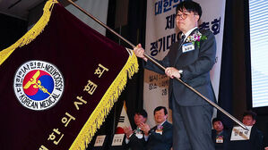 의협 새 회장 "영수회담 결과는 십상시들 의견 반영된 것"