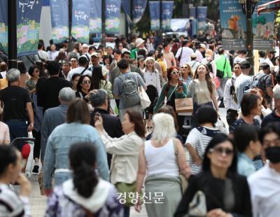 “NCT 보러 왔어요”…노동절 연휴 서울 관광지 꽉 채운 외국인 여행객들