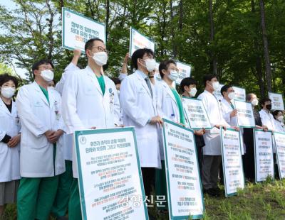 서울아산병원 교수들 휴진 ‘피켓 시위’···정부 “대부분 수련병원 정상진료”