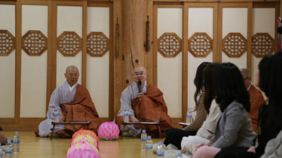 스님이 '커플 매니저' 나섰다, 환승연애 뛰어넘는 불교의 파격 [비크닉]