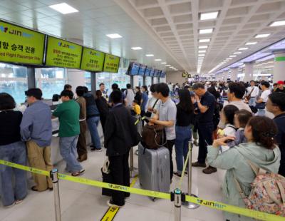 [포토뉴스] 제주도 강타한 비바람…항공편 무더기 ‘결항’