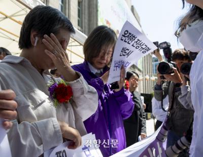 ‘눈물의 카네이션’···이태원참사 유가족의 ‘두 번째 어버이날’