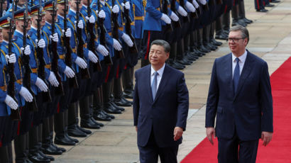 [사진] 세르비아 의장대 사열하는 시진핑