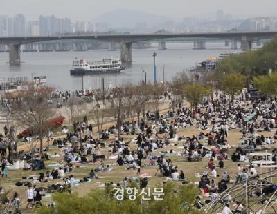 마포대교 난간 위 10대 구조하다 경찰관 함께 추락···즉시 구조