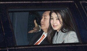 조선일보 “김건희 연줄 비서관·행정관 용산에서 내보내라” 