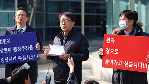 의대 증원 법원 판결에 '촉각'…교수들 "정부 자료 공개 · 정책 검증"