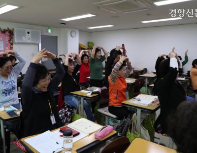 [정동길 옆 사진관] 만학도 학생들 ‘선생님께 하트’