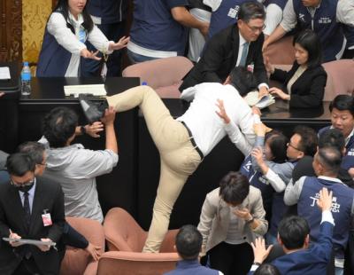 대만 의원들, 쟁점법안 두고 국회에서 난투극···6명 부상