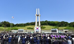 [5.18 44주기] 여야 의원 300여명 광주 총집결... "5.18 정신 헌법전문 포함" 與野 한목소리