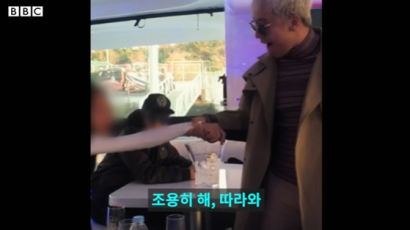 집단 성폭행 정준영 “재밌다” 낄낄…여성에 때릴 듯 손 치켜든 승리