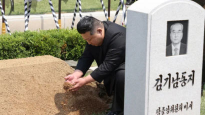 [고수석의 용과 천리마] 김기남은 왜 ‘신을 만든 사람’이라 불렸나