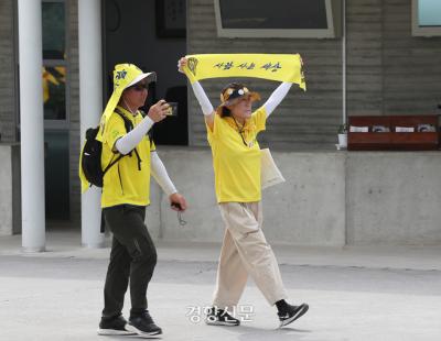 [정동길 옆 사진관] 추모 발걸음 이어지는 봉하마을…노무현 전 대통령 15주기