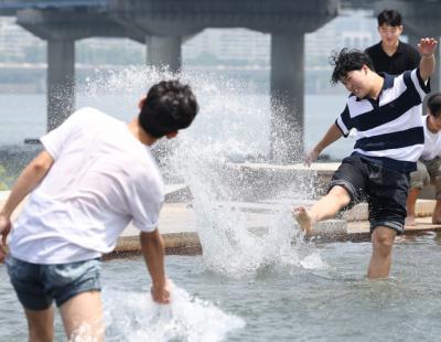 [포토뉴스] 손과 발의 대결…누가 승리했을까