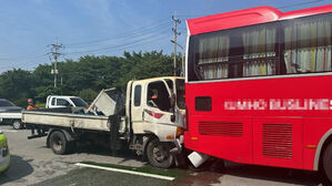 부산 사상구서 삼중 추돌 사고…1명 병원 이송