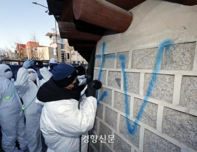 [속보]경복궁 낙서 배후 ‘이 팀장’ 조사 중 도주···2시간만에 덜미