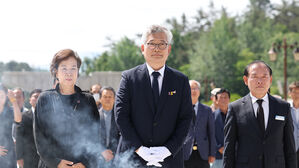 '보석 석방' 송영길, 5·18 묘지 참배…"광주 시민으로 역할"