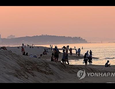 강릉 이틀 연속 열대야···더위 피해 ‘산으로 해변으로’