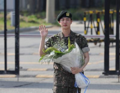 “기쁘고 눈물 난다” BTS 맏형 진, 멤버들 축하 속 첫 전역