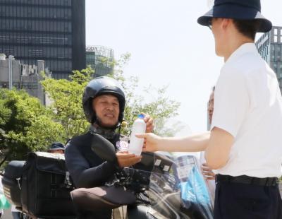 [포토뉴스] 시원한 물로 더위 식히세요