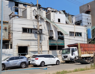 부산 폐수처리공장서 폭발…건물 1동 완파, 노동자 2명 부상