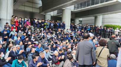 "도둑놈" 고성에 욕설…법정 꽉 채운 200명의 노병들, 무슨 일