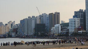 광안리 해변 같이 걸어요…맨발 걷기 4천 명 참가